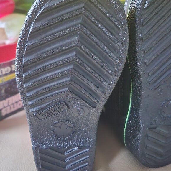 S31 New Kid's warm, furry lined boots - Fun, flashy Neon green & pink. Velcro - Picture 5 of 5